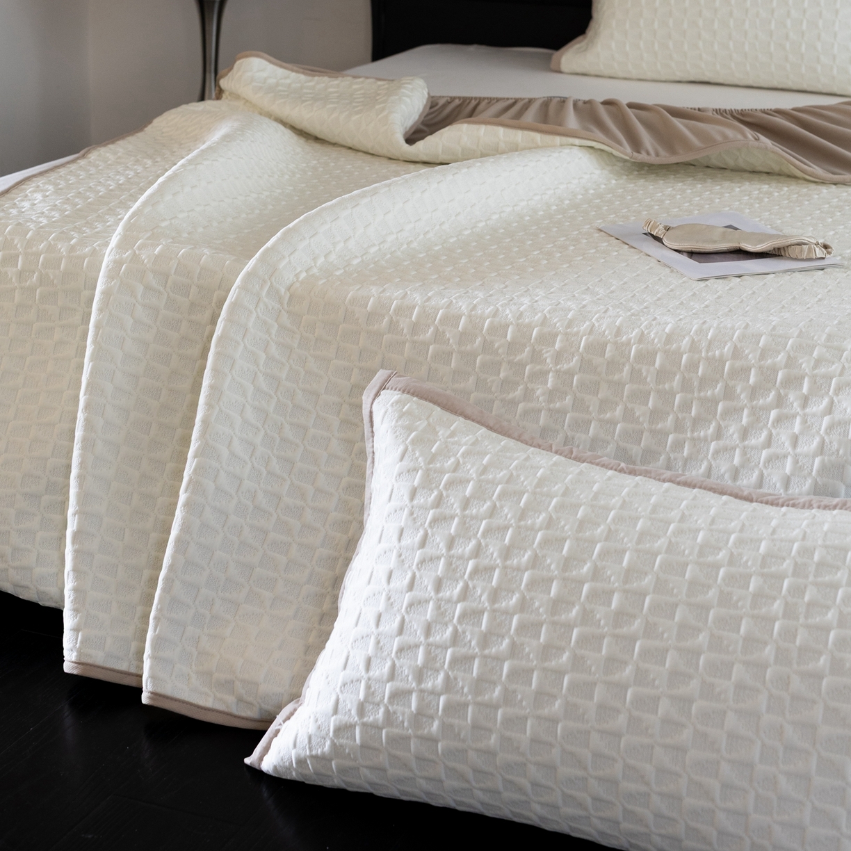 91家纺网 家纺一手货源 找家纺 云上 2026新款冷萃丝三明治凉感席凉席席子-泡芙格系列 泡芙格床笠-米白