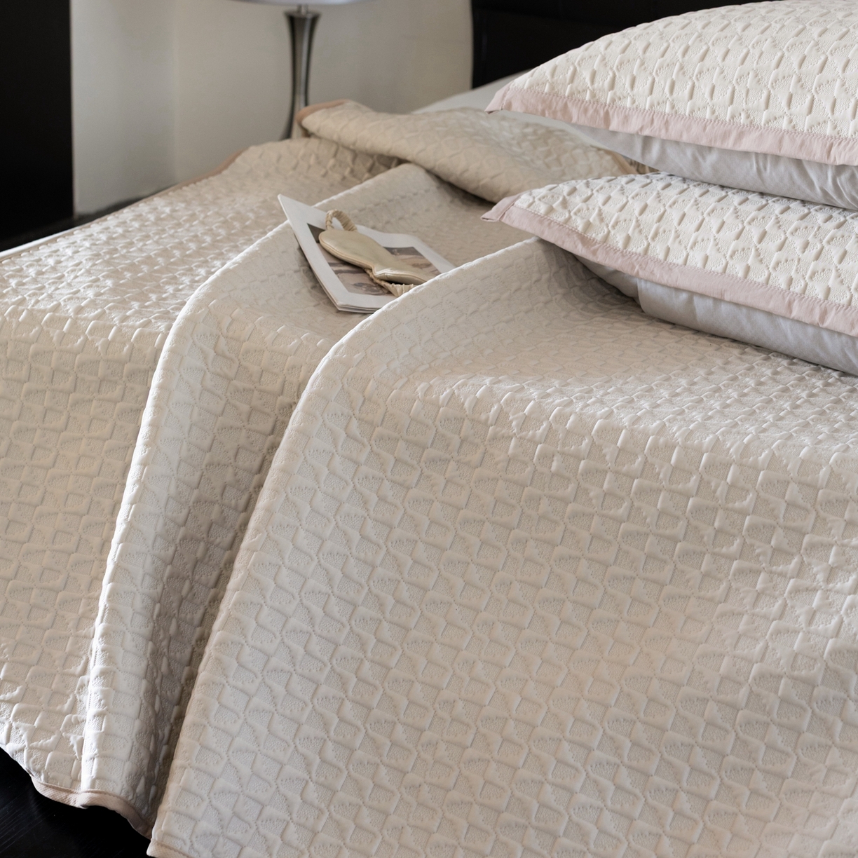 91家纺网 家纺一手货源 找家纺 云上 2026新款冷萃丝三明治凉感席凉席席子-泡芙格系列 泡芙格床笠-米黄