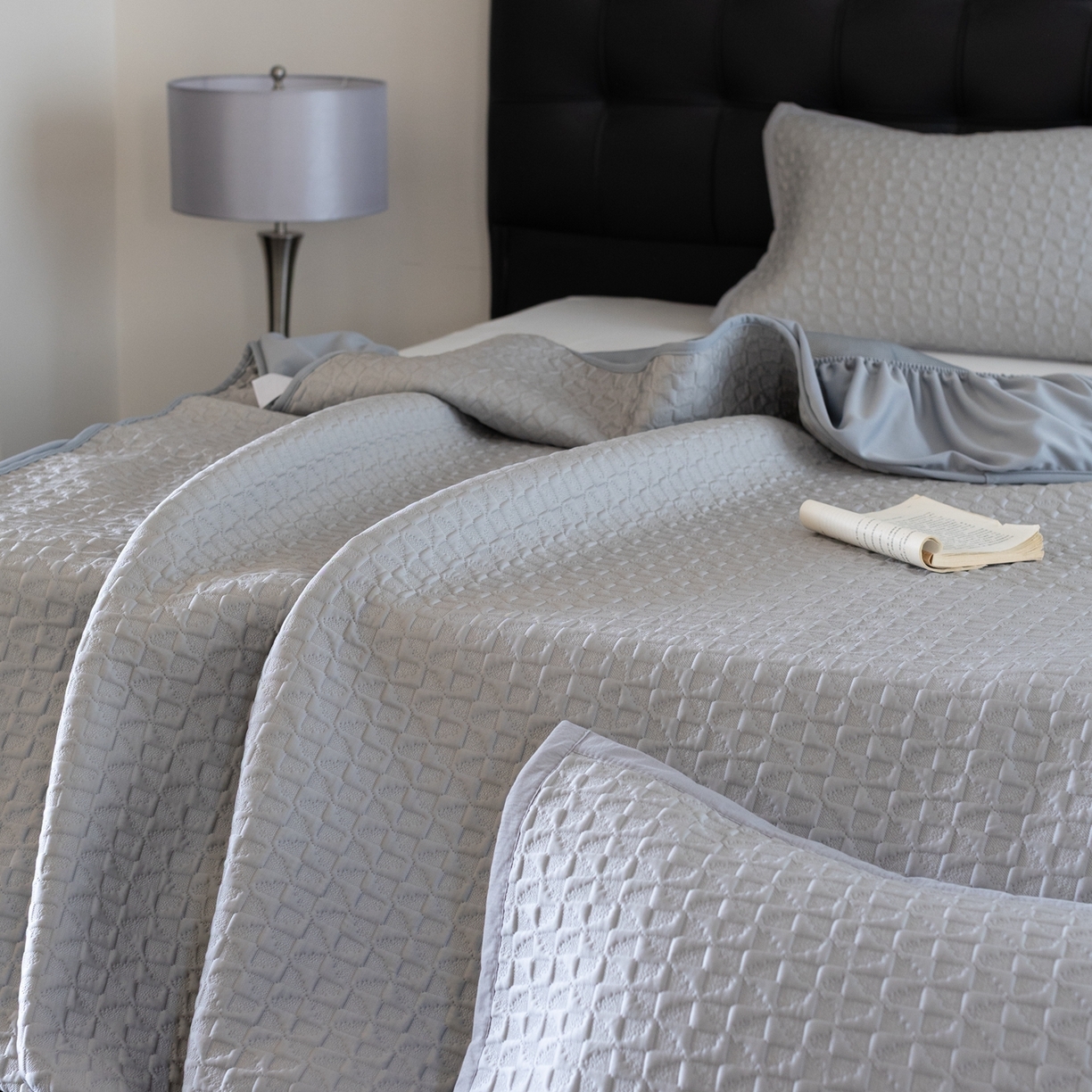 91家纺网 家纺一手货源 找家纺 云上 2026新款冷萃丝三明治凉感席凉席席子-泡芙格系列 泡芙格床笠-浅灰