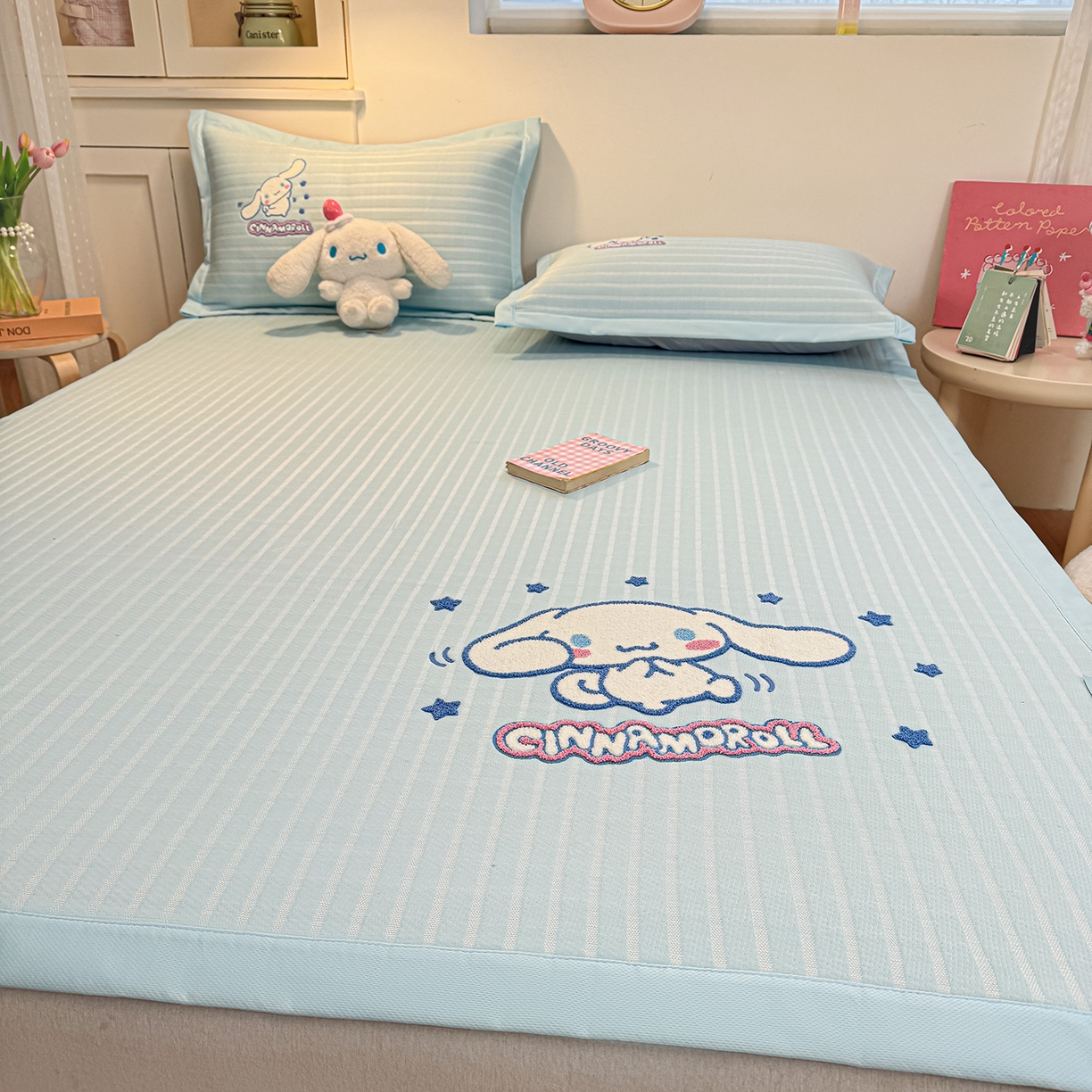 91家纺网 家纺一手货源 找家纺 蓝邻家纺 2026年新款PE提花三丽鸥毛巾绣凉席系列-平铺款 星梦玉桂