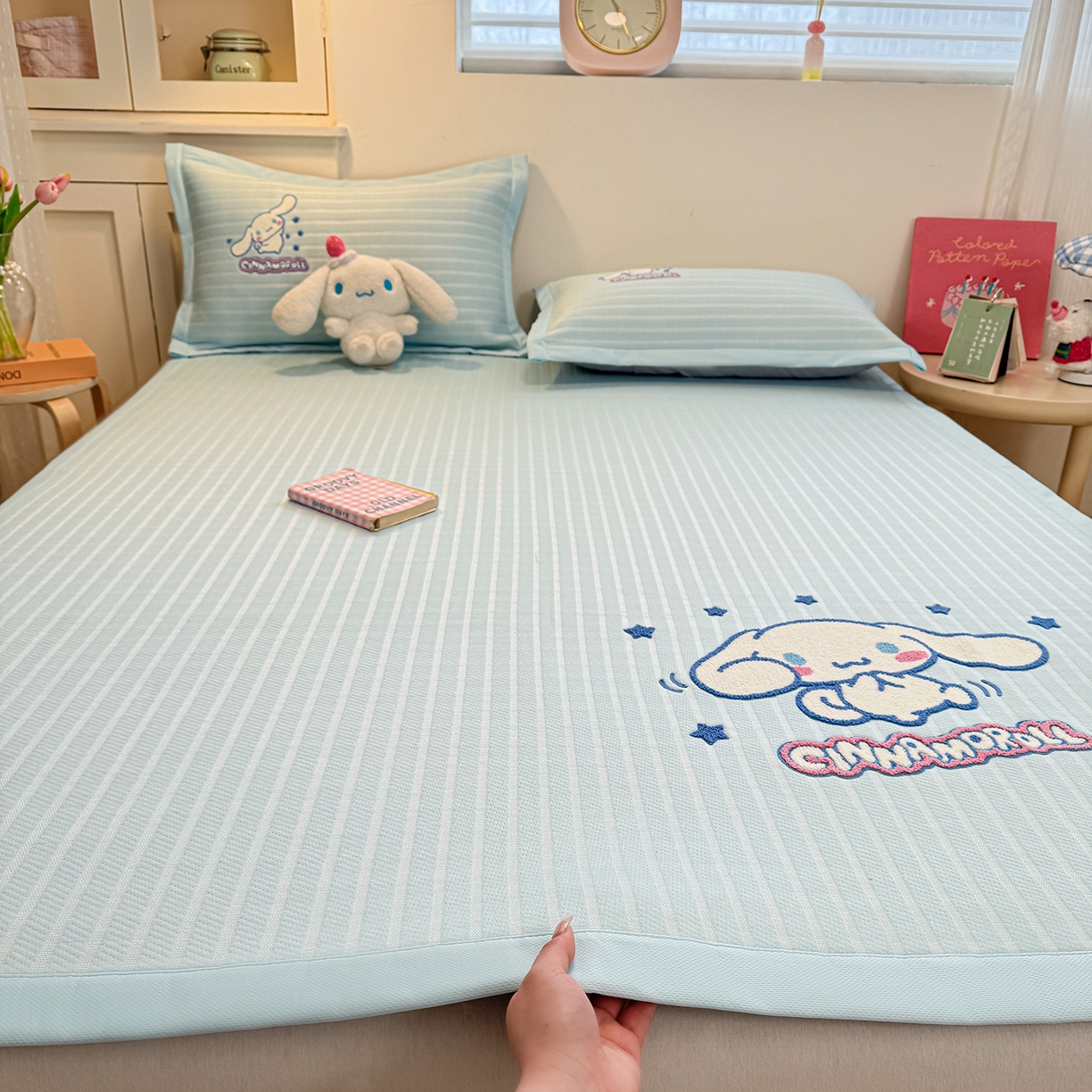 91家纺网 家纺一手货源 找家纺 蓝邻家纺 2026年新款PE提花三丽鸥毛巾绣凉席系列-平铺款 星梦玉桂