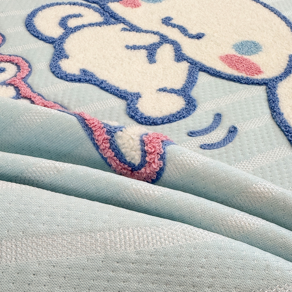 91家纺网 家纺一手货源 找家纺 蓝邻家纺 2026年新款PE提花三丽鸥毛巾绣凉席系列-平铺款 星梦玉桂