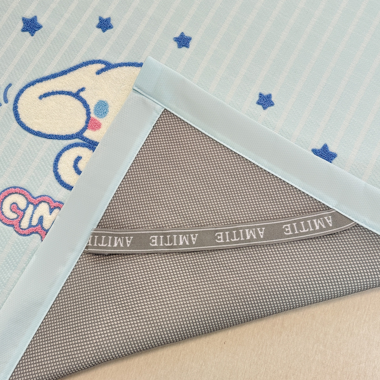 91家纺网 家纺一手货源 找家纺 蓝邻家纺 2026年新款PE提花三丽鸥毛巾绣凉席系列-平铺款 星梦玉桂