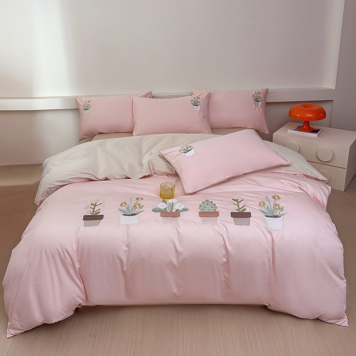 91家纺网 家纺一手货源 找家纺 合欢（原天一阁） 2026新款50s双股长绒棉纯棉刺绣四件套礼盒装-秘境花园 秘境花园-暖心粉+卡其