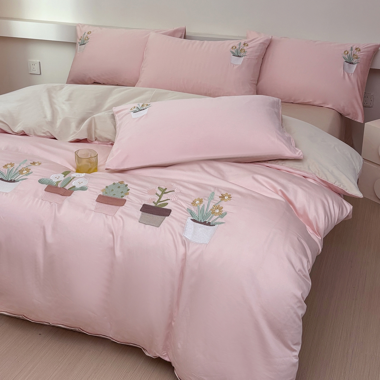 91家纺网 家纺一手货源 找家纺 合欢（原天一阁） 2026新款50s双股长绒棉纯棉刺绣四件套礼盒装-秘境花园 秘境花园-暖心粉+卡其