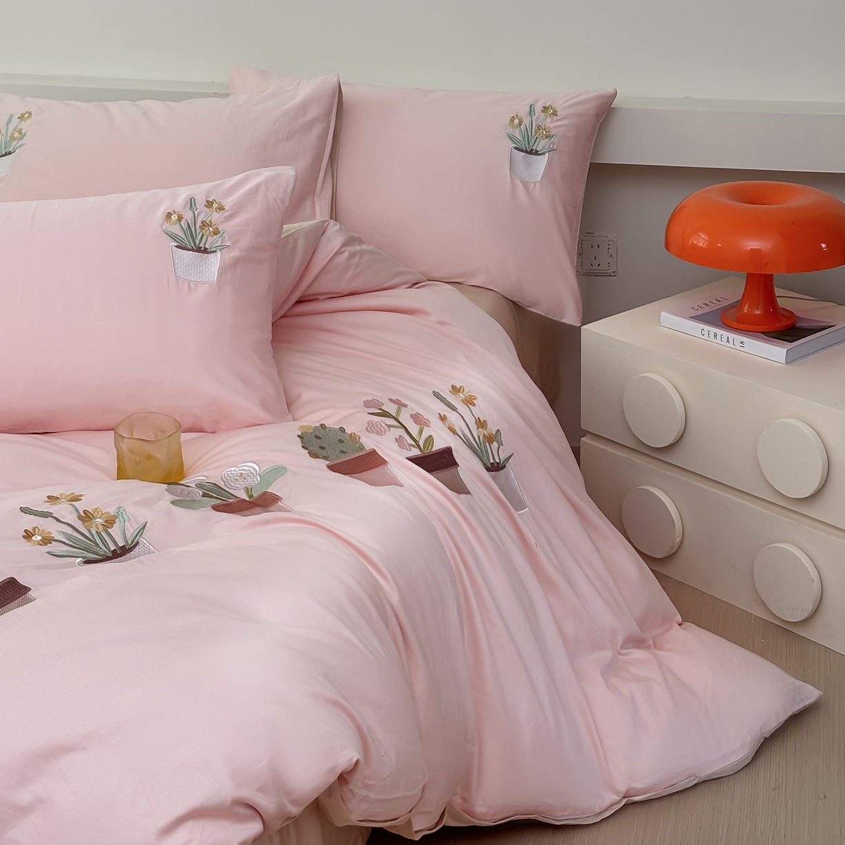 91家纺网 家纺一手货源 找家纺 合欢（原天一阁） 2026新款50s双股长绒棉纯棉刺绣四件套礼盒装-秘境花园 秘境花园-暖心粉+卡其