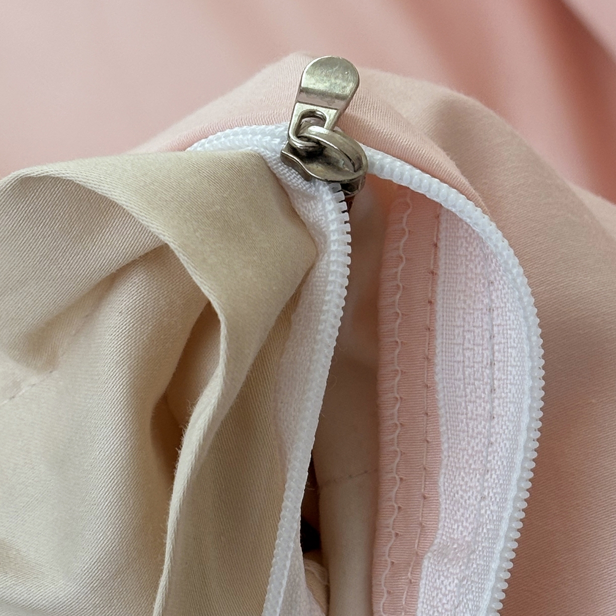 91家纺网 家纺一手货源 找家纺 合欢（原天一阁） 2026新款50s双股长绒棉纯棉刺绣四件套礼盒装-秘境花园 秘境花园-暖心粉+卡其