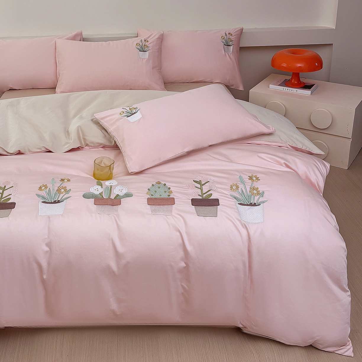 91家纺网 家纺一手货源 找家纺 合欢（原天一阁） 2026新款50s双股长绒棉纯棉刺绣四件套礼盒装-秘境花园 秘境花园-暖心粉+卡其