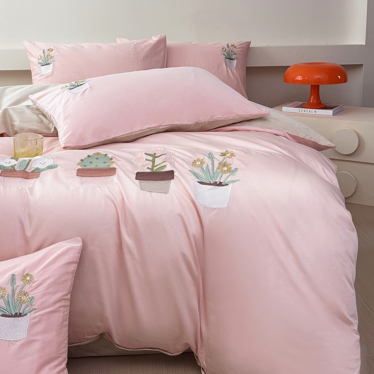 91家纺网 家纺一手货源 找家纺 合欢（原天一阁） 2026新款50s双股长绒棉纯棉刺绣四件套礼盒装-秘境花园 秘境花园-暖心粉+卡其