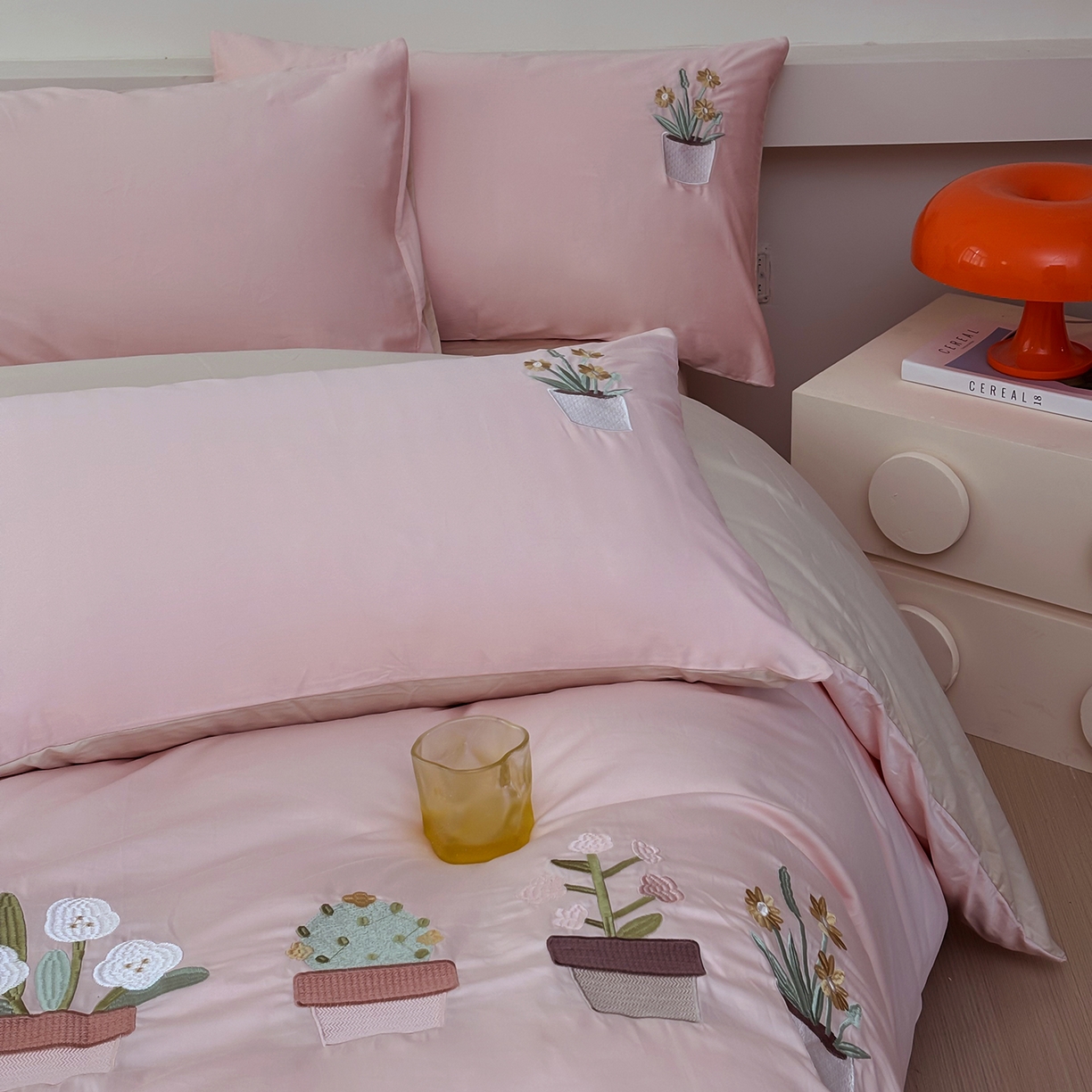 91家纺网 家纺一手货源 找家纺 合欢（原天一阁） 2026新款50s双股长绒棉纯棉刺绣四件套礼盒装-秘境花园 秘境花园-暖心粉+卡其