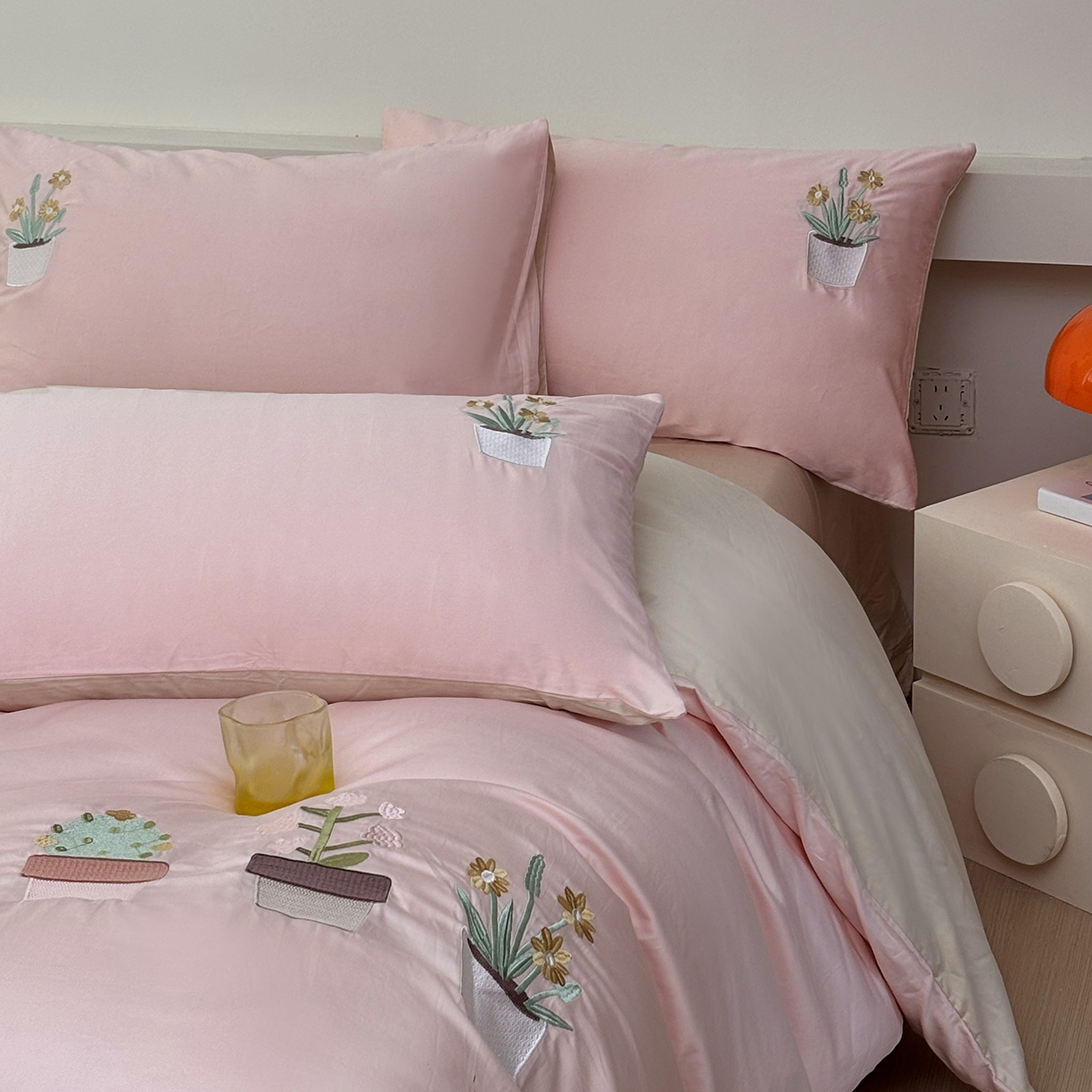 91家纺网 家纺一手货源 找家纺 合欢（原天一阁） 2026新款50s双股长绒棉纯棉刺绣四件套礼盒装-秘境花园 秘境花园-暖心粉+卡其