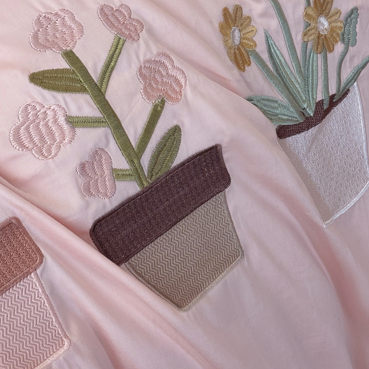 91家纺网 家纺一手货源 找家纺 合欢（原天一阁） 2026新款50s双股长绒棉纯棉刺绣四件套礼盒装-秘境花园 秘境花园-暖心粉+卡其