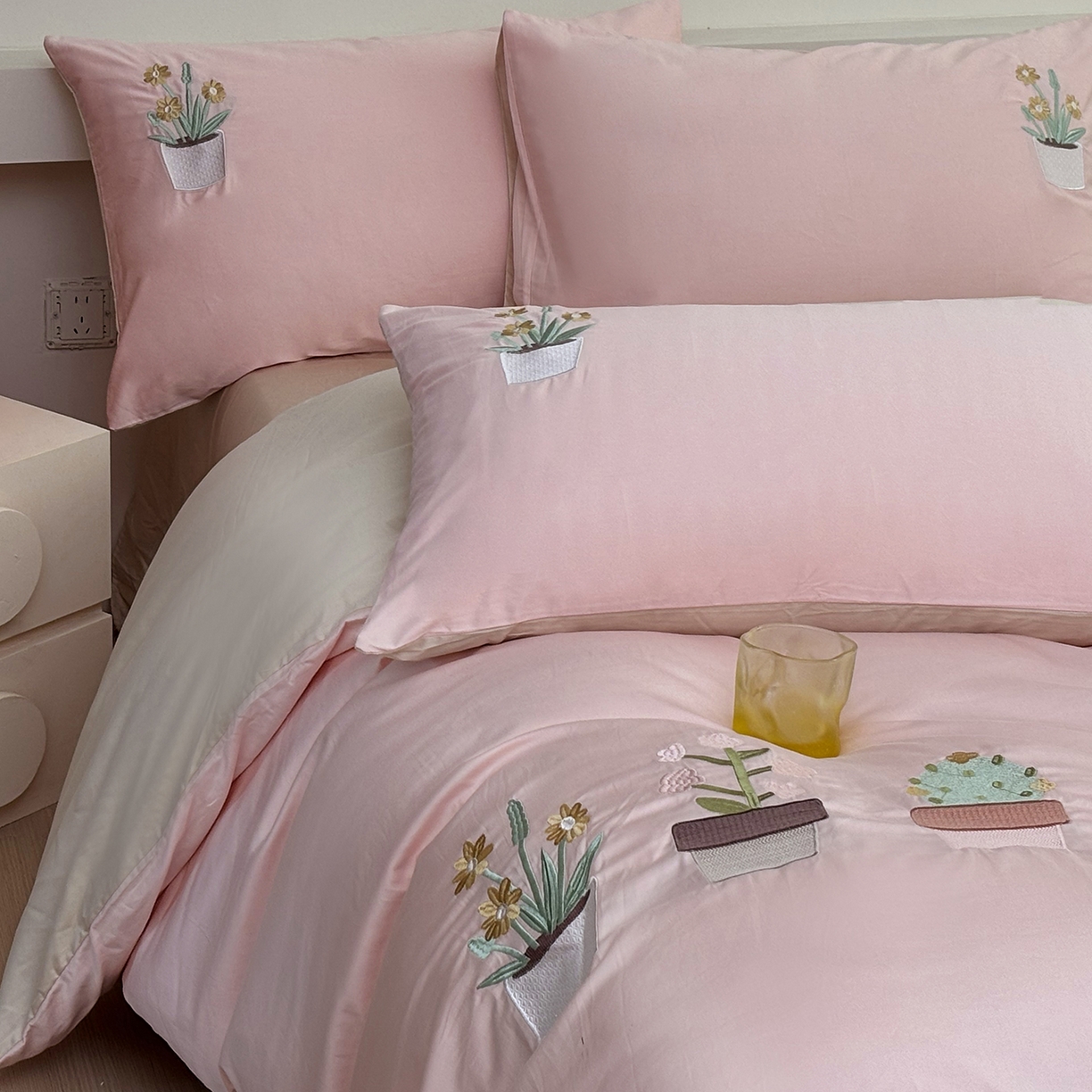 91家纺网 家纺一手货源 找家纺 合欢（原天一阁） 2026新款50s双股长绒棉纯棉刺绣四件套礼盒装-秘境花园 秘境花园-暖心粉+卡其