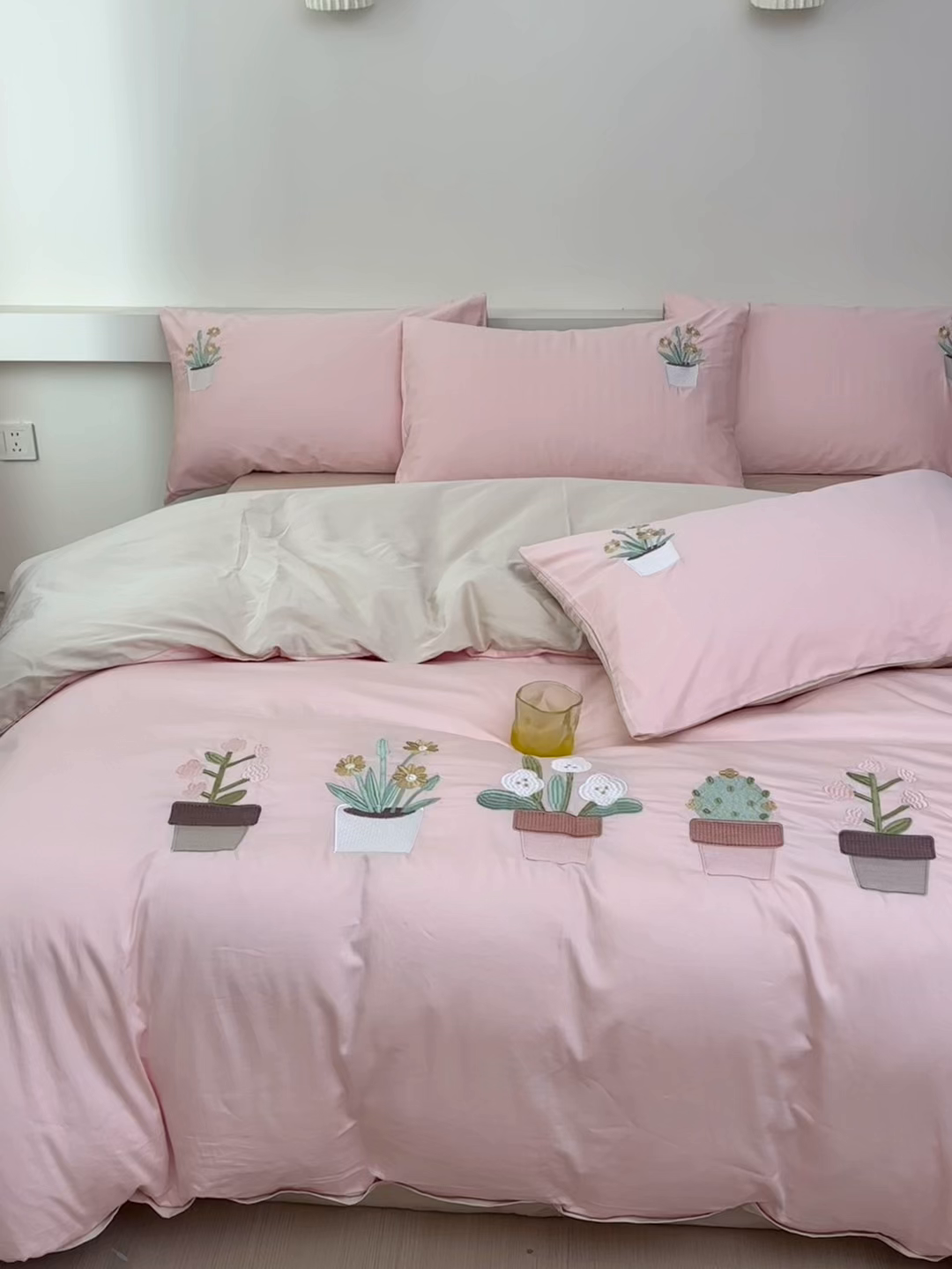 91家纺网 家纺一手货源 找家纺 合欢（原天一阁） 2026新款50s双股长绒棉纯棉刺绣四件套礼盒装-秘境花园 秘境花园-暖心粉+卡其