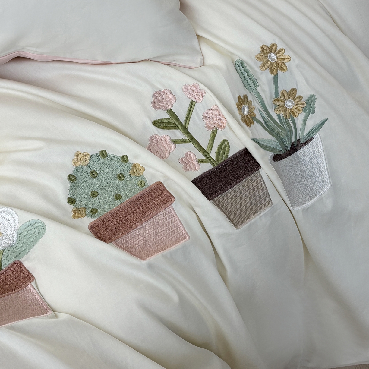 91家纺网 家纺一手货源 找家纺 合欢（原天一阁） 2026新款50s双股长绒棉纯棉刺绣四件套礼盒装-秘境花园 秘境花园-奶白+粉