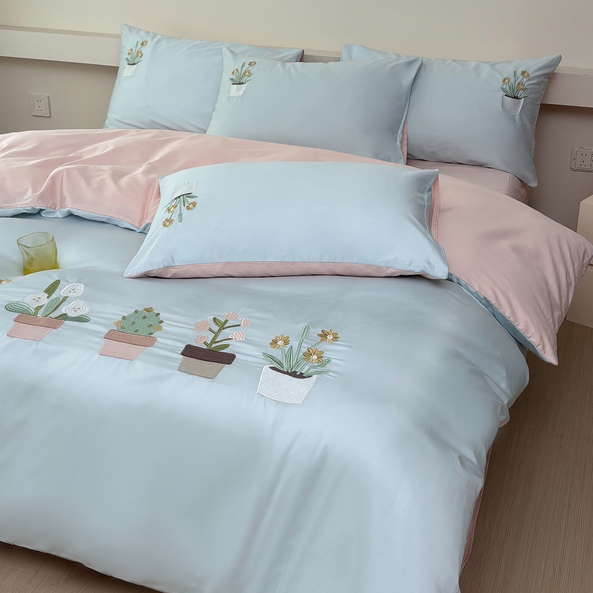 91家纺网 家纺一手货源 找家纺 合欢（原天一阁） 2026新款50s双股长绒棉纯棉刺绣四件套礼盒装-秘境花园 秘境花园-水军蓝+粉