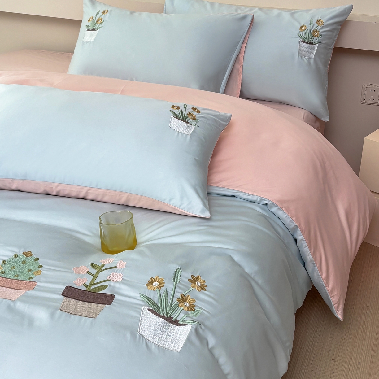 91家纺网 家纺一手货源 找家纺 合欢（原天一阁） 2026新款50s双股长绒棉纯棉刺绣四件套礼盒装-秘境花园 秘境花园-水军蓝+粉