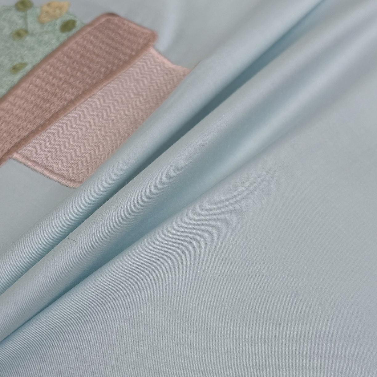 91家纺网 家纺一手货源 找家纺 合欢（原天一阁） 2026新款50s双股长绒棉纯棉刺绣四件套礼盒装-秘境花园 秘境花园-水军蓝+粉