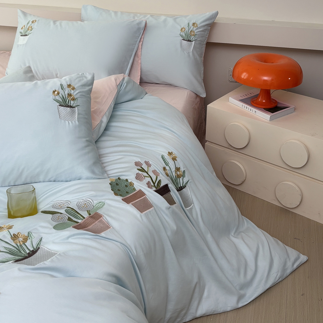 91家纺网 家纺一手货源 找家纺 合欢（原天一阁） 2026新款50s双股长绒棉纯棉刺绣四件套礼盒装-秘境花园 秘境花园-水军蓝+粉