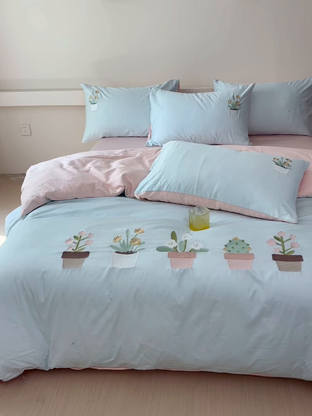 91家纺网 家纺一手货源 找家纺 合欢（原天一阁） 2026新款50s双股长绒棉纯棉刺绣四件套礼盒装-秘境花园 秘境花园-水军蓝+粉