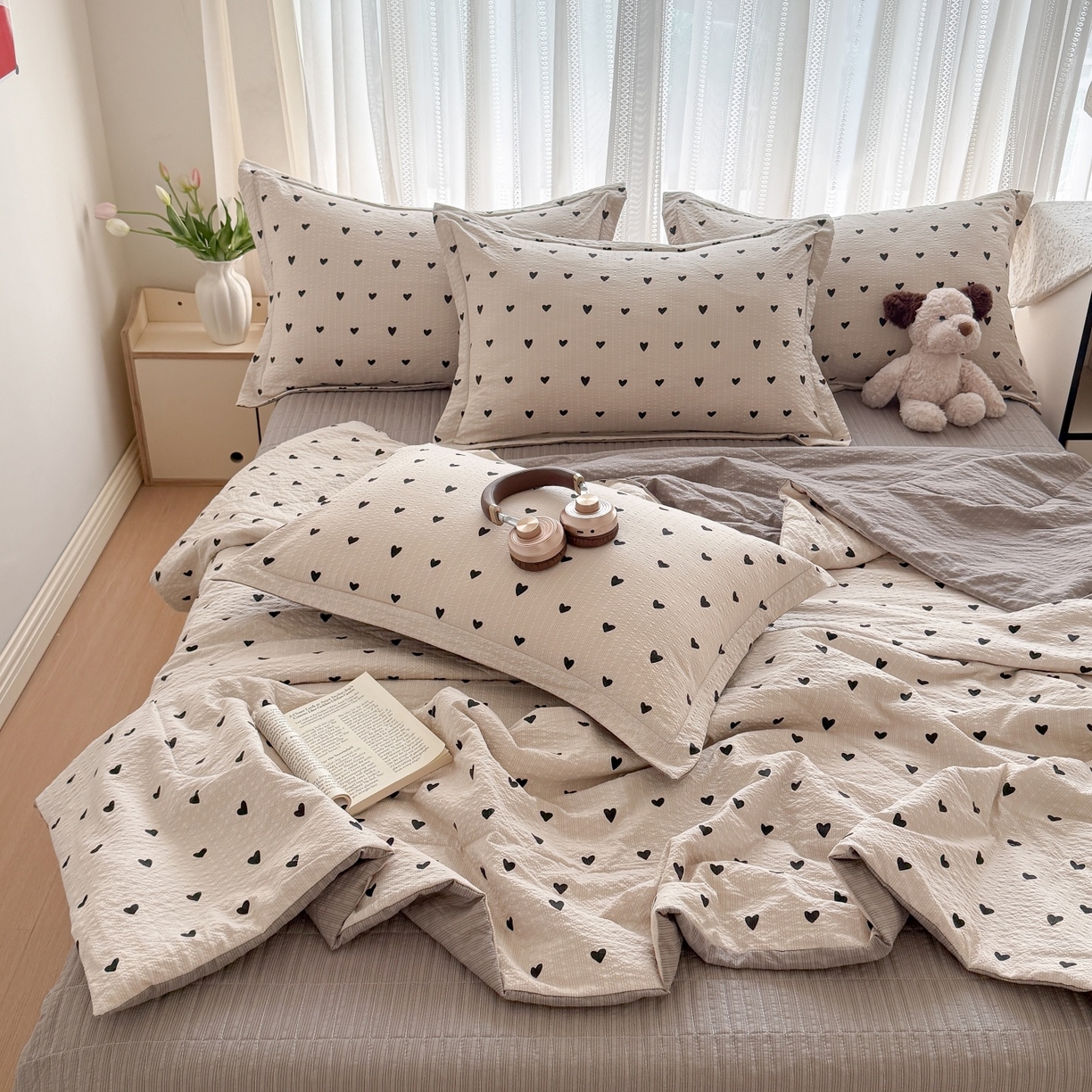 91家纺网 家纺一手货源 找家纺 禾沐 2026新款泡芙棉泡芙纱夏被四件套 灰爱心