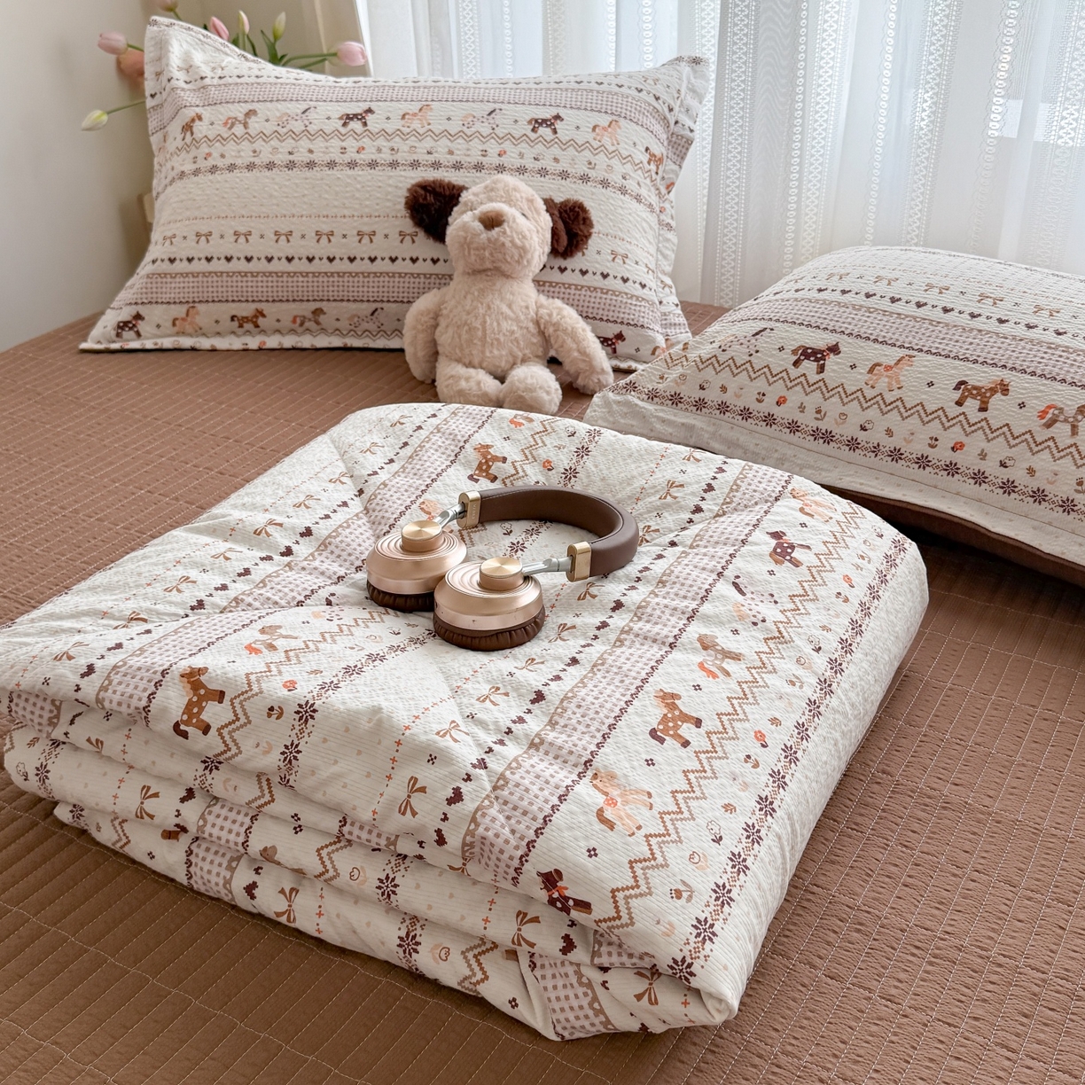 91家纺网 家纺一手货源 找家纺 禾沐 2026新款泡芙棉泡芙纱夏被四件套 栗色木马纹