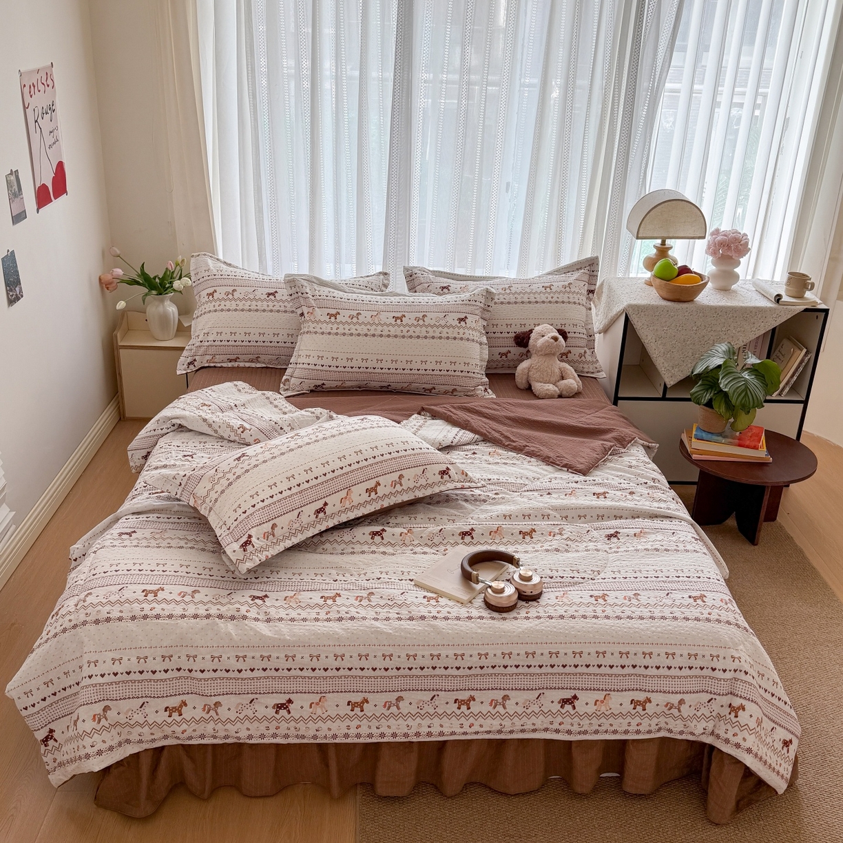 91家纺网 家纺一手货源 找家纺 禾沐 2026新款泡芙棉泡芙纱夏被四件套 栗色木马纹