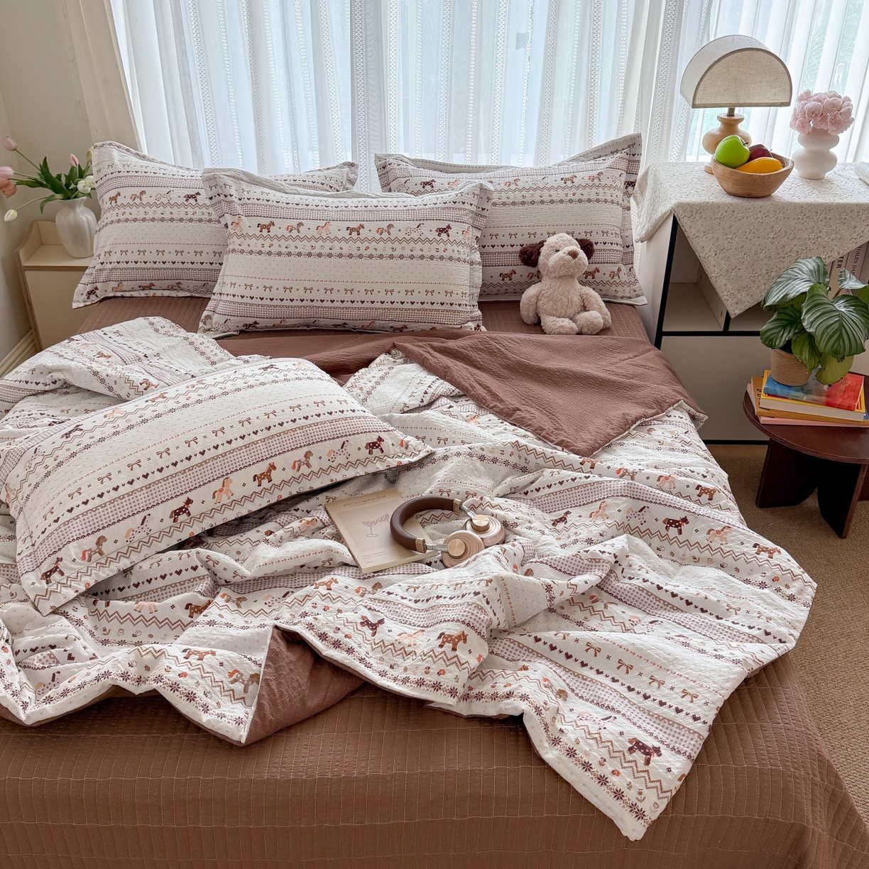 91家纺网 家纺一手货源 找家纺 禾沐 2026新款泡芙棉泡芙纱夏被四件套 栗色木马纹