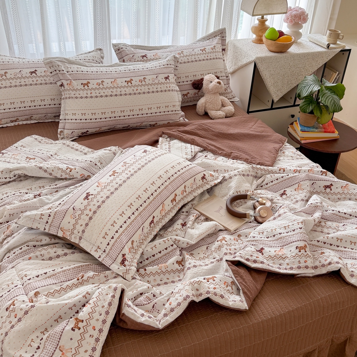 91家纺网 家纺一手货源 找家纺 禾沐 2026新款泡芙棉泡芙纱夏被四件套 栗色木马纹