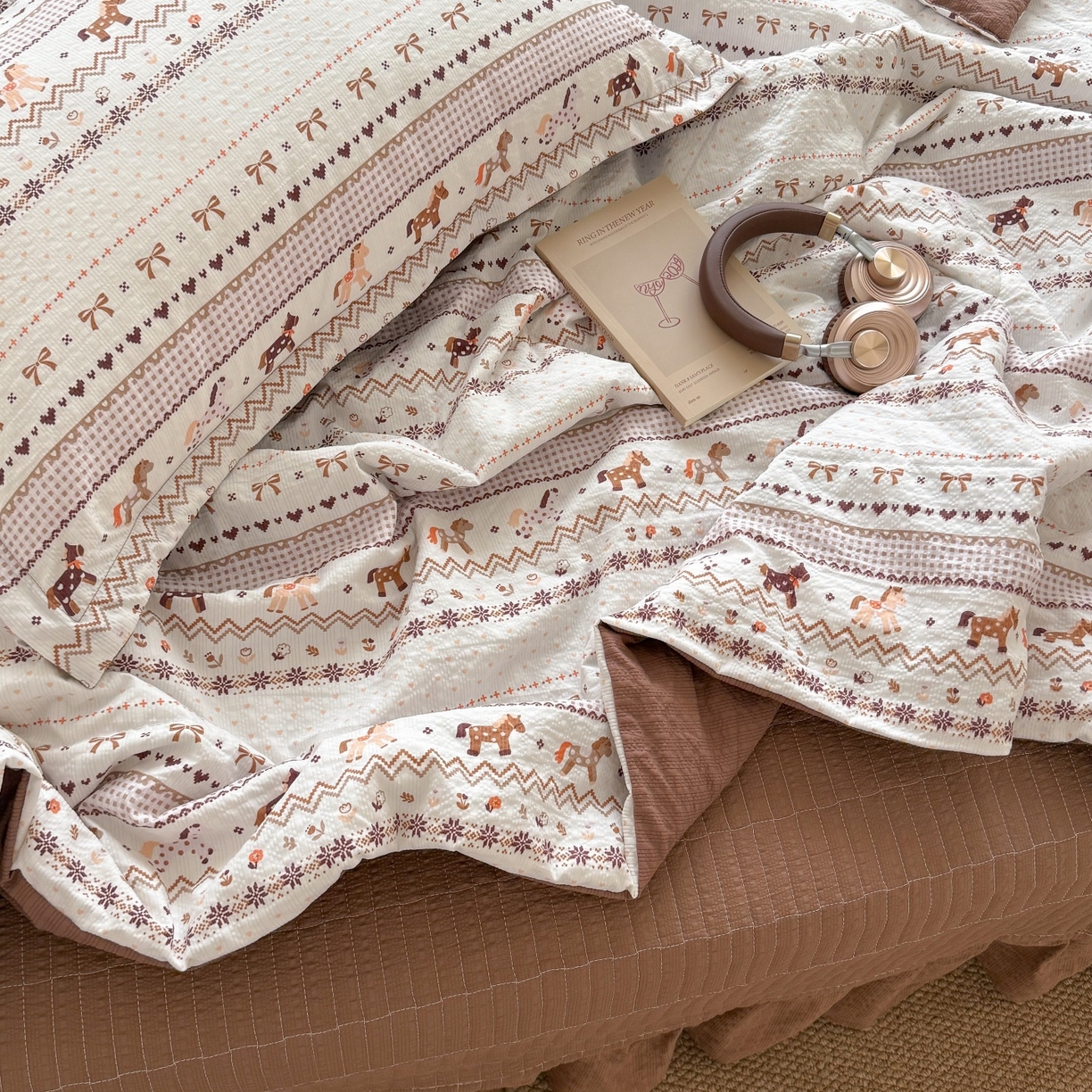 91家纺网 家纺一手货源 找家纺 禾沐 2026新款泡芙棉泡芙纱夏被四件套 栗色木马纹