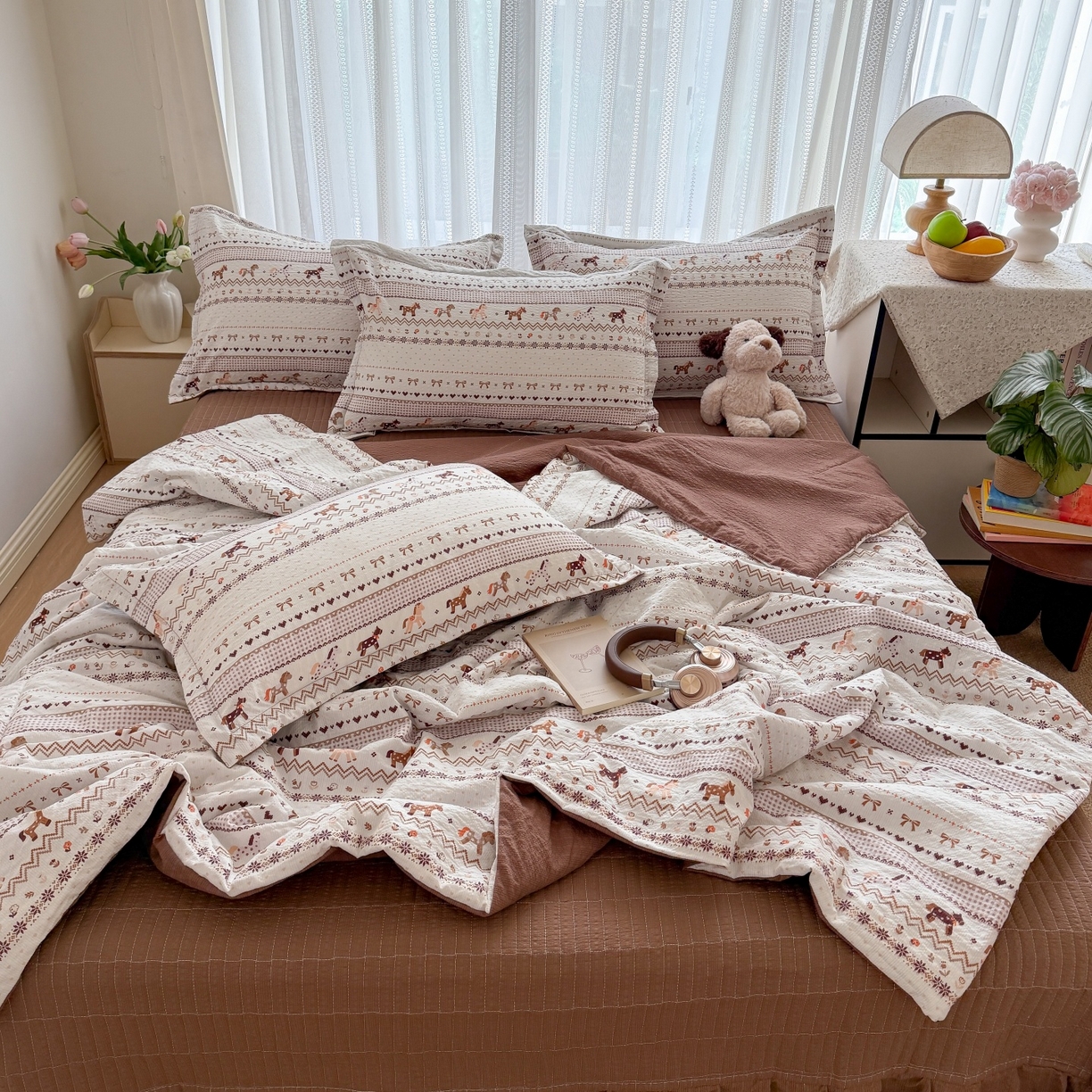 91家纺网 家纺一手货源 找家纺 禾沐 2026新款泡芙棉泡芙纱夏被四件套 栗色木马纹