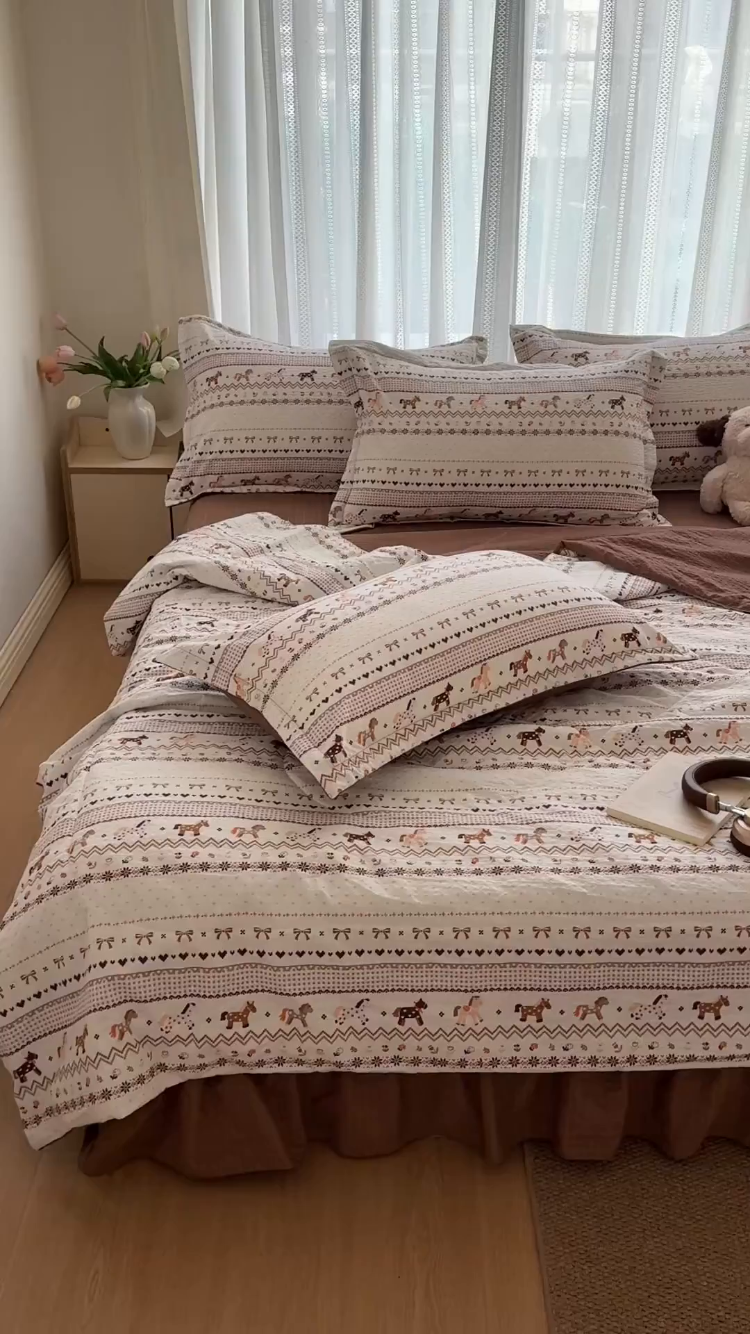91家纺网 家纺一手货源 找家纺 禾沐 2026新款泡芙棉泡芙纱夏被四件套 栗色木马纹