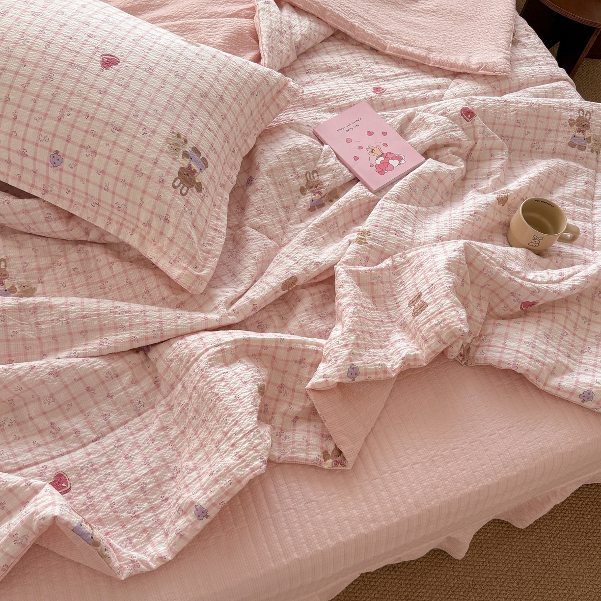 91家纺网 家纺一手货源 找家纺 禾沐 2026新款泡芙棉泡芙纱夏被四件套 蜜桃小兔