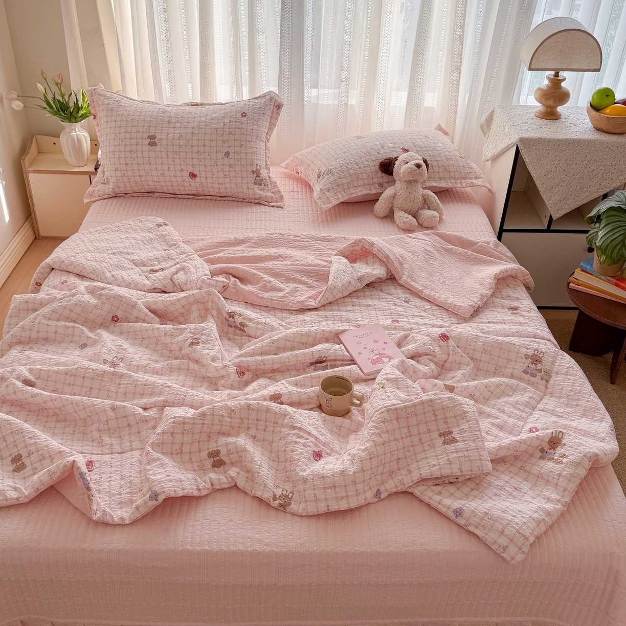 91家纺网 家纺一手货源 找家纺 禾沐 2026新款泡芙棉泡芙纱夏被四件套 蜜桃小兔