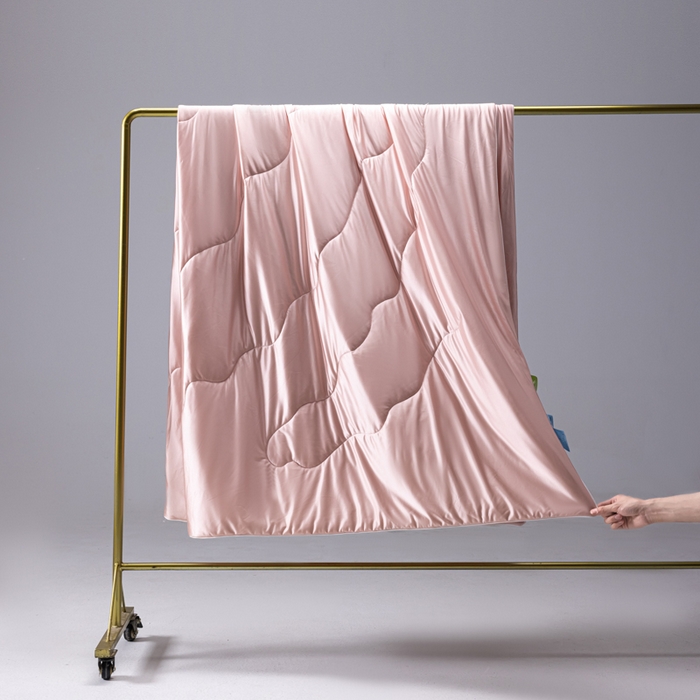 91家纺网 家纺一手货源 找家纺 （总）迪梵家纺 2026春夏新品A类水光丝绸锦氨（170克面料）凉感冰丝夏凉被55大豆夏被空调被薄被子被芯