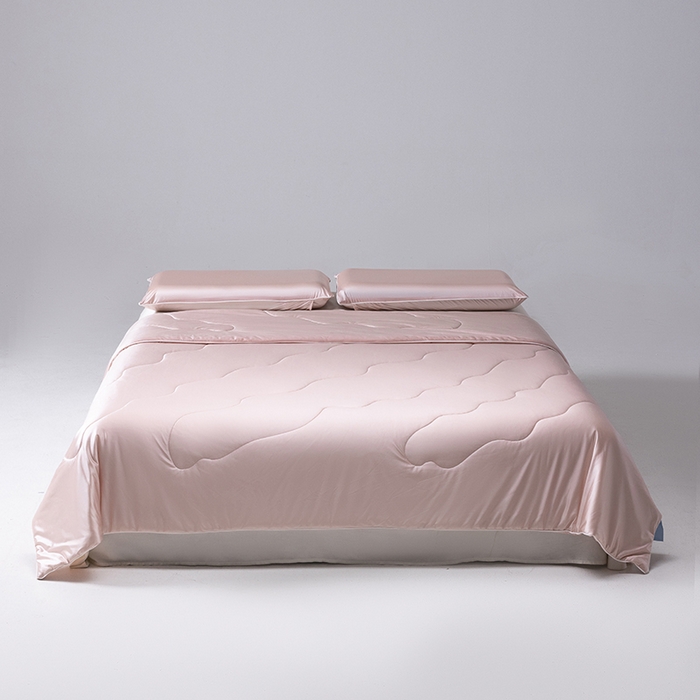 91家纺网 家纺一手货源 找家纺 迪梵家纺 2026春夏新品A类水光丝绸锦氨（170克面料）凉感冰丝夏凉被55大豆夏被空调被薄被子被芯 蔷薇粉