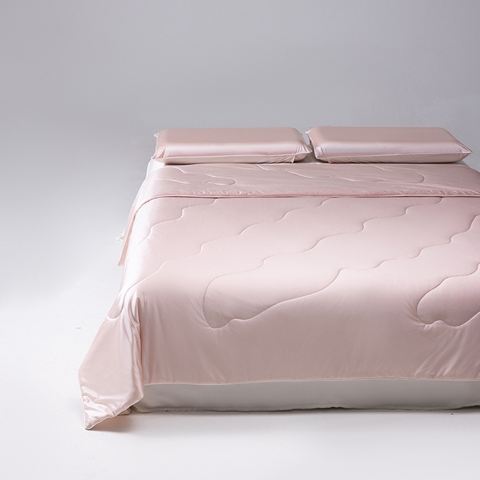 91家纺网 家纺一手货源 找家纺 迪梵家纺 2026春夏新品A类水光丝绸锦氨（170克面料）凉感冰丝夏凉被55大豆夏被空调被薄被子被芯 蔷薇粉