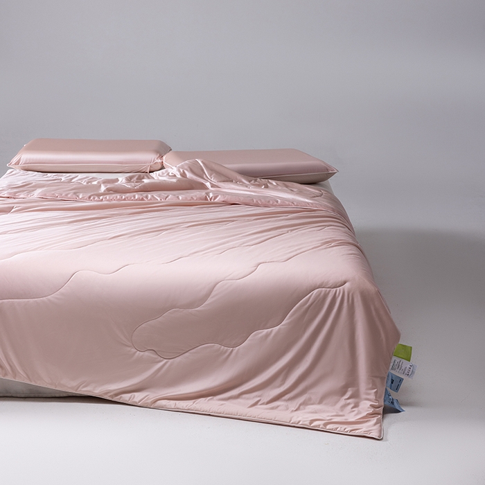 91家纺网 家纺一手货源 找家纺 迪梵家纺 2026春夏新品A类水光丝绸锦氨（170克面料）凉感冰丝夏凉被55大豆夏被空调被薄被子被芯 蔷薇粉