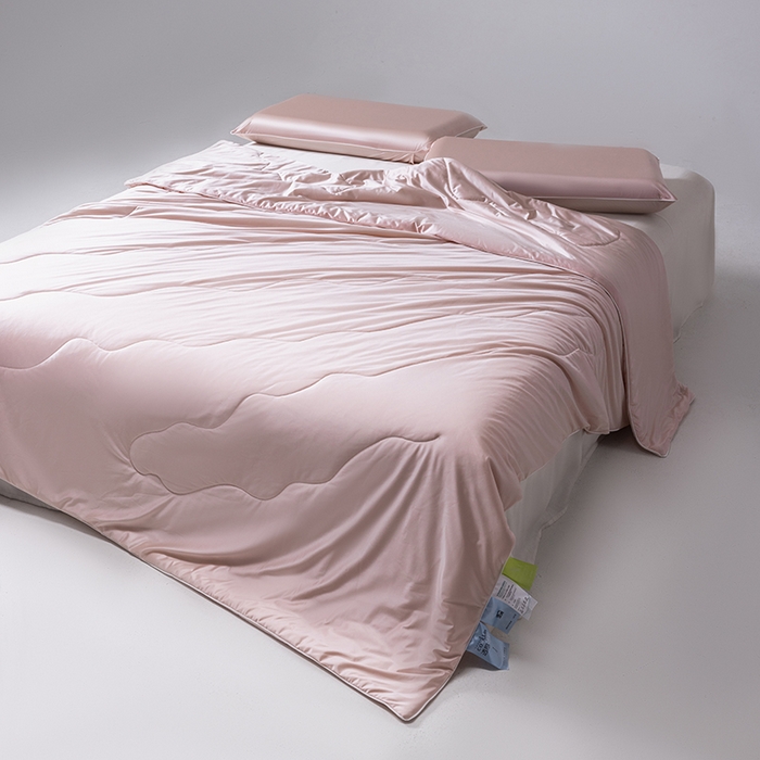 91家纺网 家纺一手货源 找家纺 迪梵家纺 2026春夏新品A类水光丝绸锦氨（170克面料）凉感冰丝夏凉被55大豆夏被空调被薄被子被芯 蔷薇粉