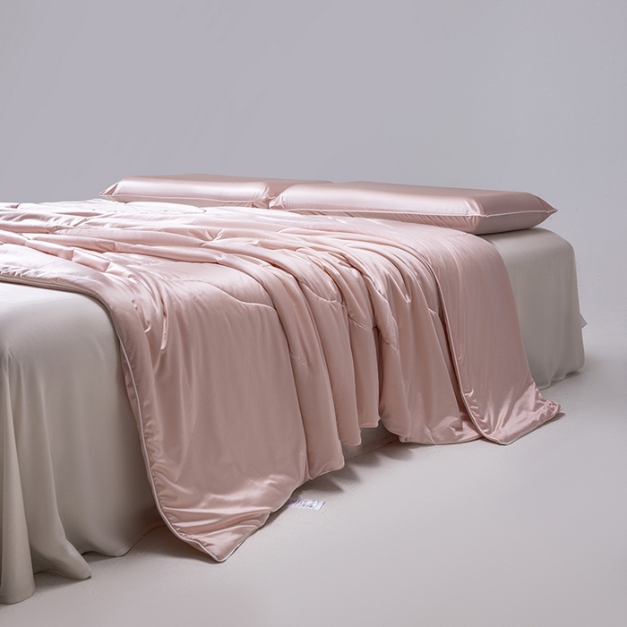 91家纺网 家纺一手货源 找家纺 迪梵家纺 2026春夏新品A类水光丝绸锦氨（170克面料）凉感冰丝夏凉被55大豆夏被空调被薄被子被芯 蔷薇粉