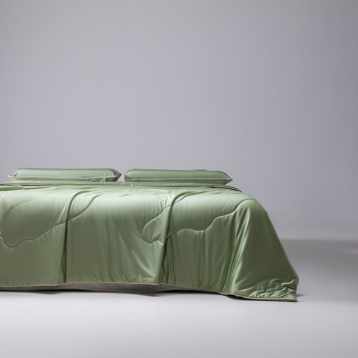 91家纺网 家纺一手货源 找家纺 迪梵家纺 2026春夏新品A类水光丝绸锦氨（170克面料）凉感冰丝夏凉被55大豆夏被空调被薄被子被芯 橄榄绿