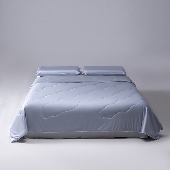 91家纺网 家纺一手货源 找家纺 迪梵家纺 2026春夏新品A类水光丝绸锦氨（170克面料）凉感冰丝夏凉被55大豆夏被空调被薄被子被芯 静谧蓝