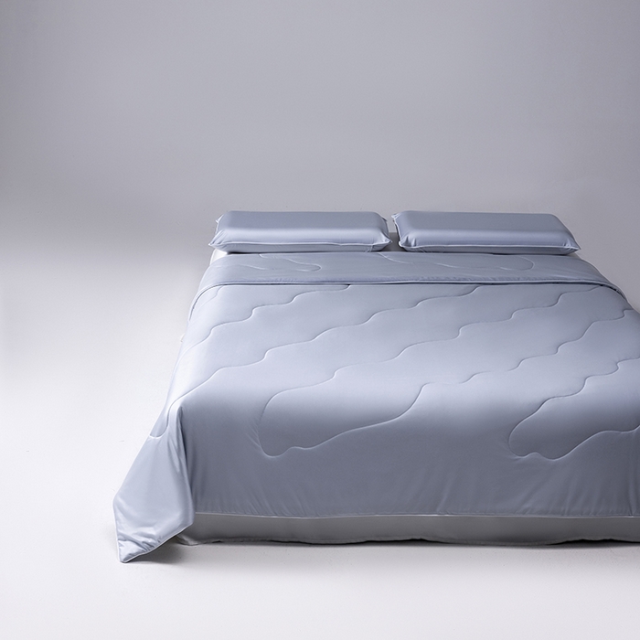 91家纺网 家纺一手货源 找家纺 迪梵家纺 2026春夏新品A类水光丝绸锦氨（170克面料）凉感冰丝夏凉被55大豆夏被空调被薄被子被芯 静谧蓝