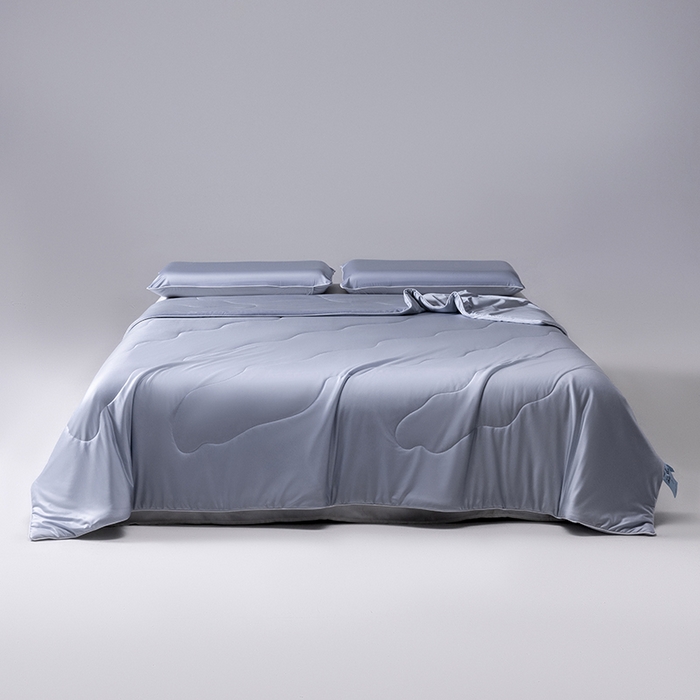 91家纺网 家纺一手货源 找家纺 迪梵家纺 2026春夏新品A类水光丝绸锦氨（170克面料）凉感冰丝夏凉被55大豆夏被空调被薄被子被芯 静谧蓝