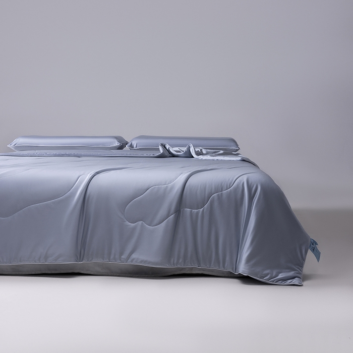 91家纺网 家纺一手货源 找家纺 迪梵家纺 2026春夏新品A类水光丝绸锦氨（170克面料）凉感冰丝夏凉被55大豆夏被空调被薄被子被芯 静谧蓝