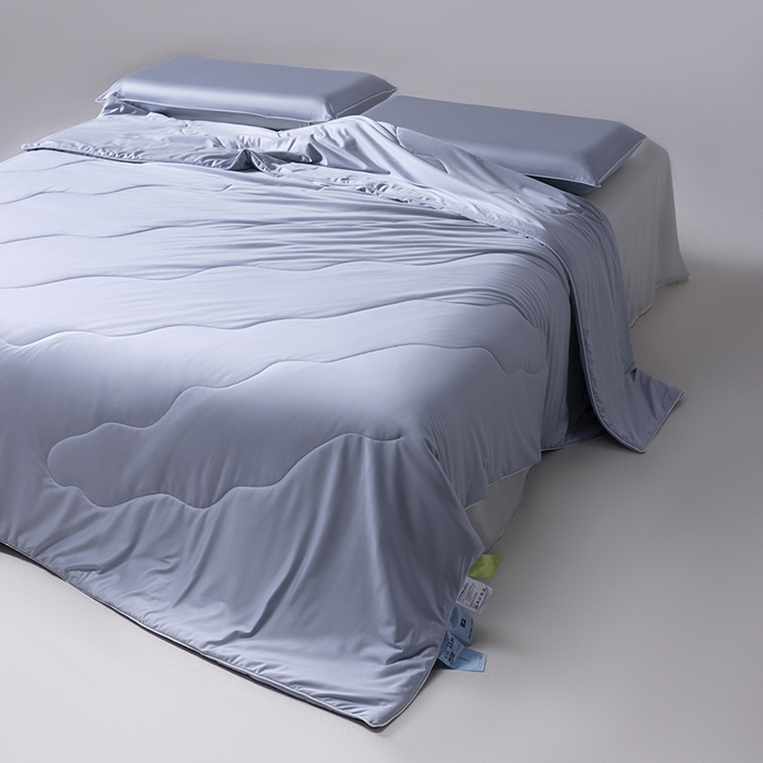 91家纺网 家纺一手货源 找家纺 迪梵家纺 2026春夏新品A类水光丝绸锦氨（170克面料）凉感冰丝夏凉被55大豆夏被空调被薄被子被芯 静谧蓝