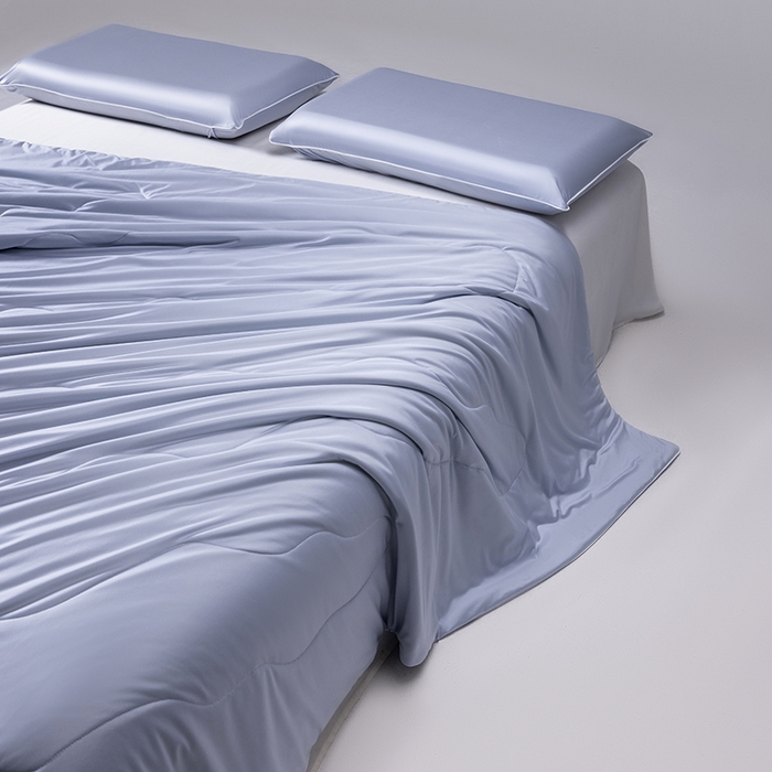 91家纺网 家纺一手货源 找家纺 迪梵家纺 2026春夏新品A类水光丝绸锦氨（170克面料）凉感冰丝夏凉被55大豆夏被空调被薄被子被芯 静谧蓝