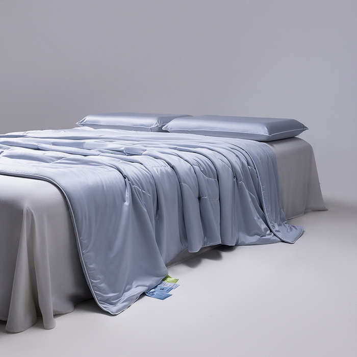 91家纺网 家纺一手货源 找家纺 迪梵家纺 2026春夏新品A类水光丝绸锦氨（170克面料）凉感冰丝夏凉被55大豆夏被空调被薄被子被芯 静谧蓝