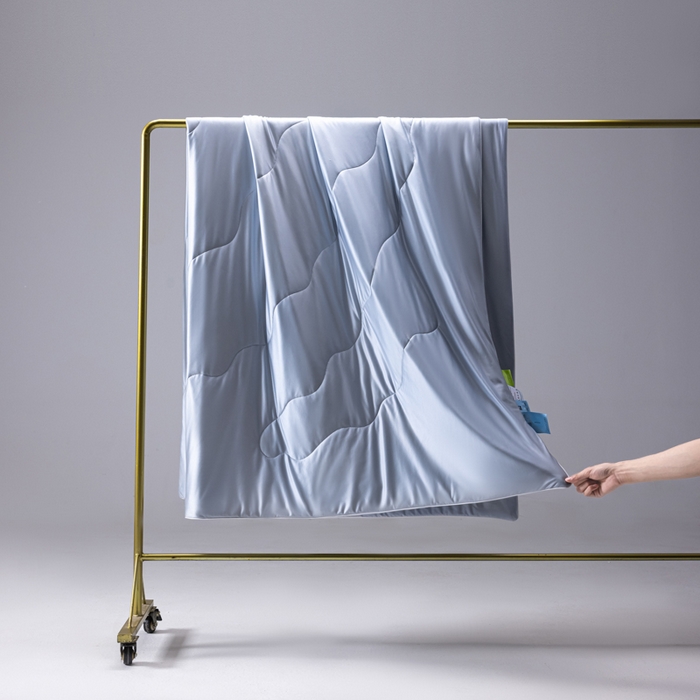 91家纺网 家纺一手货源 找家纺 迪梵家纺 2026春夏新品A类水光丝绸锦氨（170克面料）凉感冰丝夏凉被55大豆夏被空调被薄被子被芯 静谧蓝