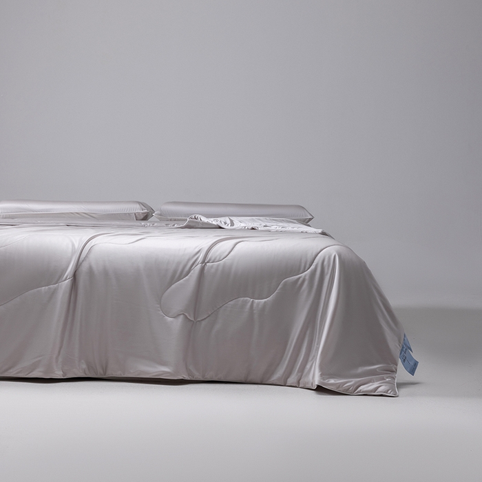 91家纺网 家纺一手货源 找家纺 迪梵家纺 2026春夏新品A类水光丝绸锦氨（170克面料）凉感冰丝夏凉被55大豆夏被空调被薄被子被芯 暮山紫